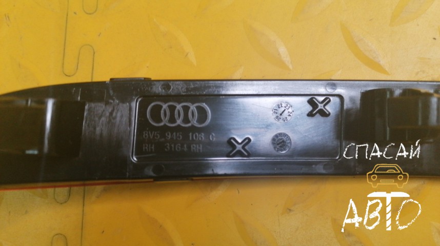 Audi A3 (8V) Светоотражатель - OEM 8V5945106C