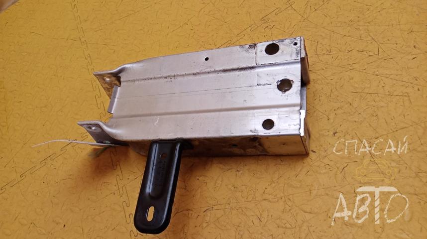 Mercedes-Benz W218 CLS Кронштейн усилителя переднего бампера