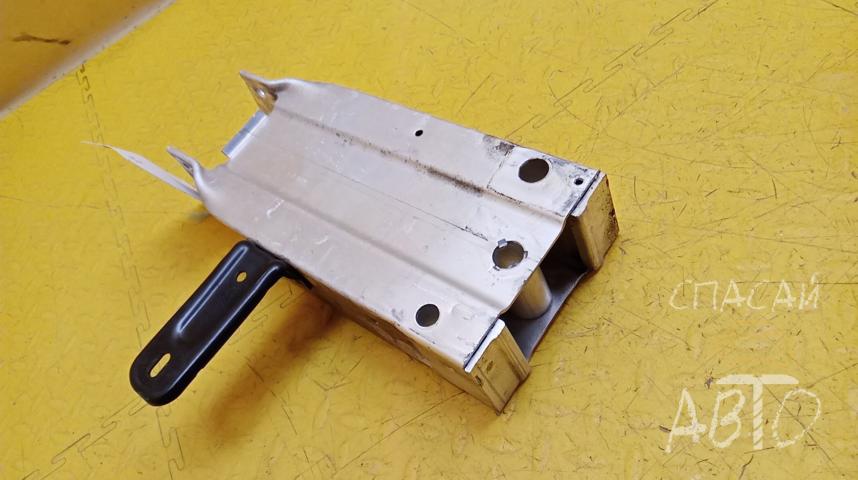 Mercedes-Benz W218 CLS Кронштейн усилителя переднего бампера