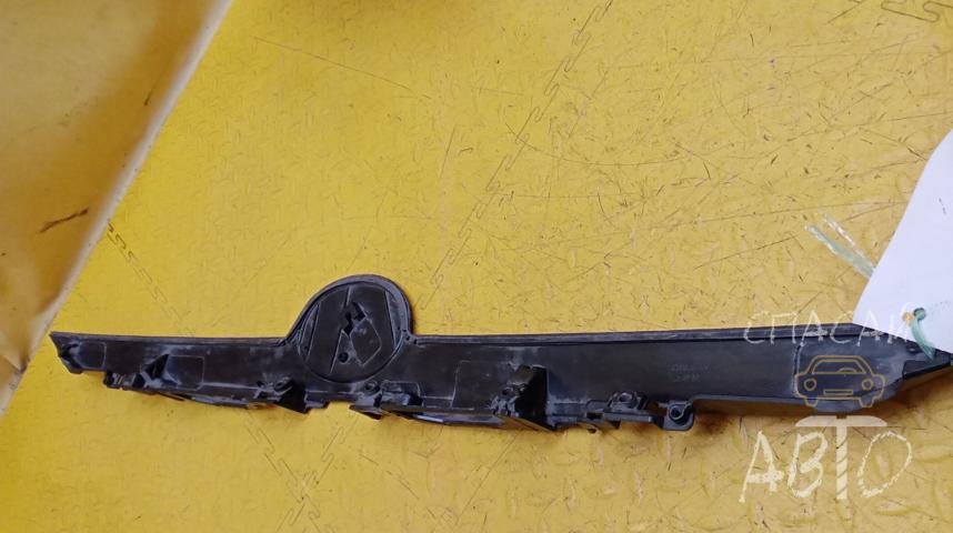 Toyota Camry V50 Накладка крышки багажника