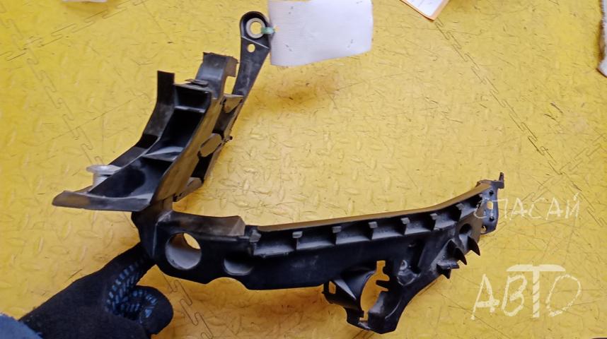 Audi A4 (B8) Кронштейн фары