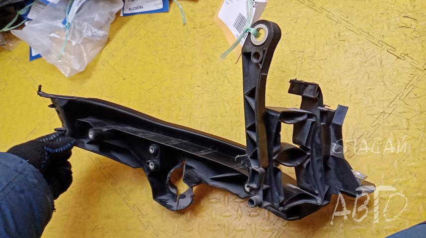 Audi A4 (B8) Кронштейн фары