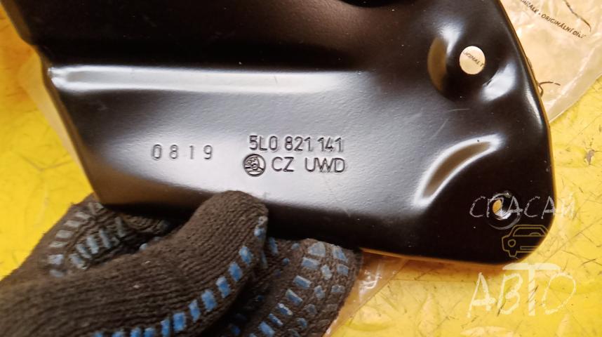 Skoda Yeti Кронштейн крыла