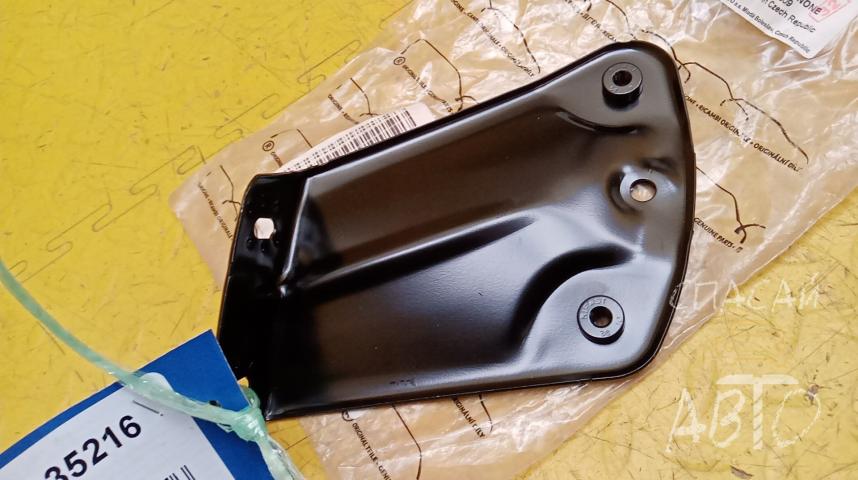 Skoda Yeti Кронштейн крыла