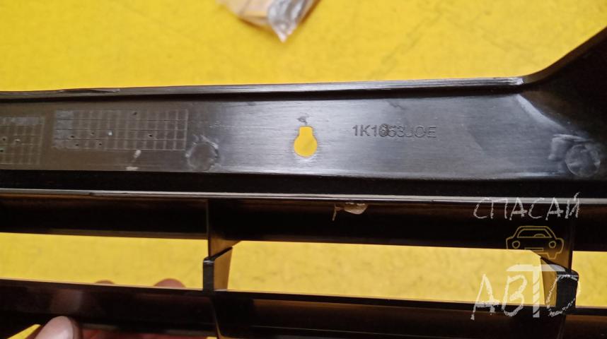 Volkswagen Golf V Решетка радиатора