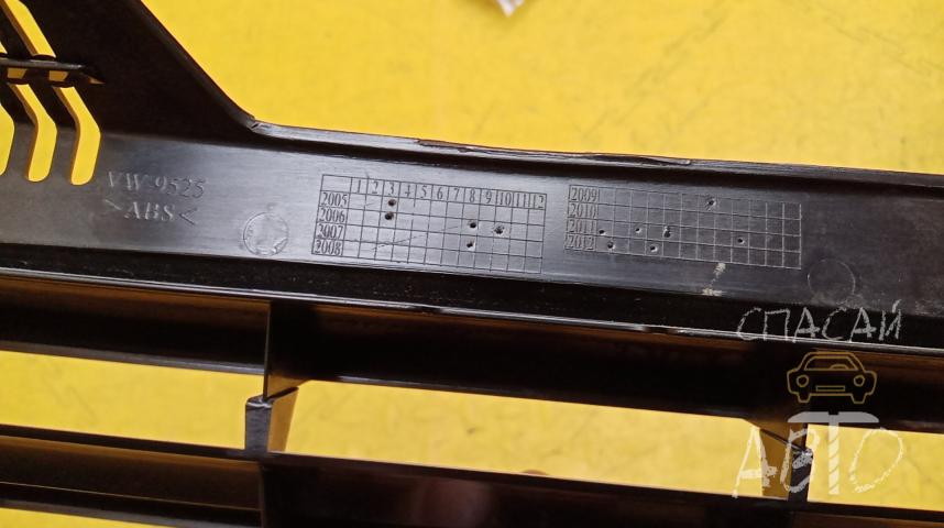 Volkswagen Golf V Решетка радиатора