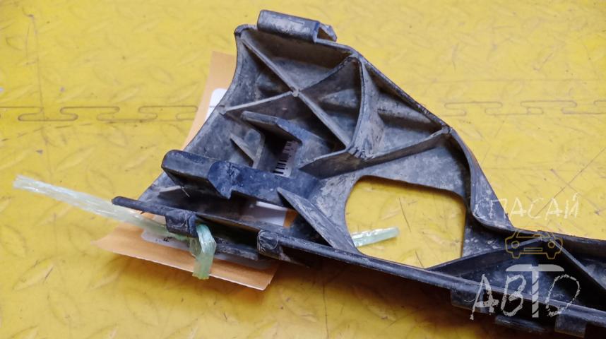 Ford Focus II Кронштейн переднего бампера