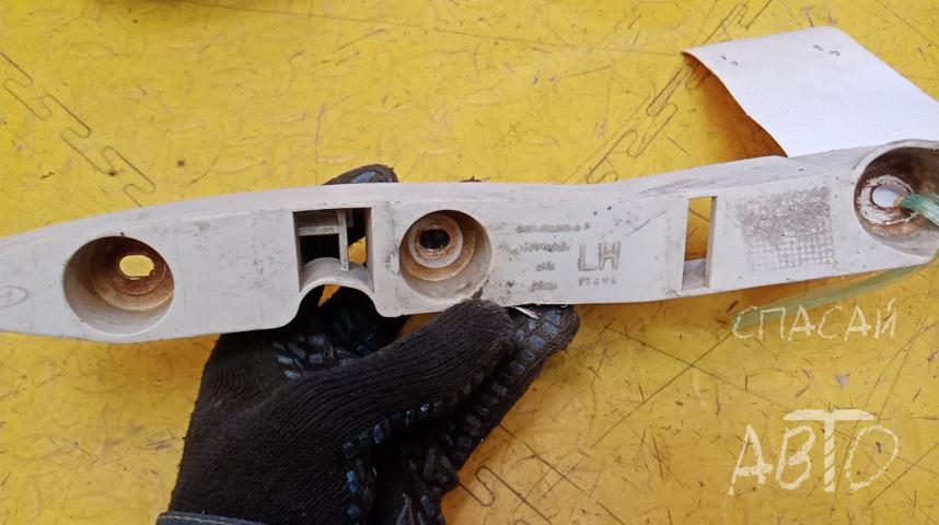 Ford Focus II Кронштейн переднего бампера