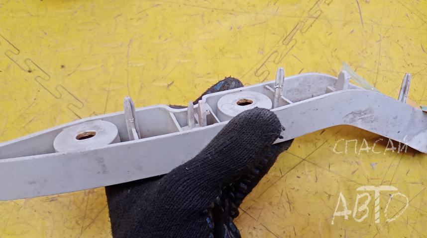 Ford Focus II Кронштейн переднего бампера