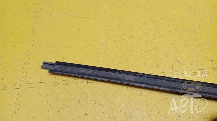 Jeep Grand Cherokee (ZJ) Накладка стекла переднего левого (бархотка)