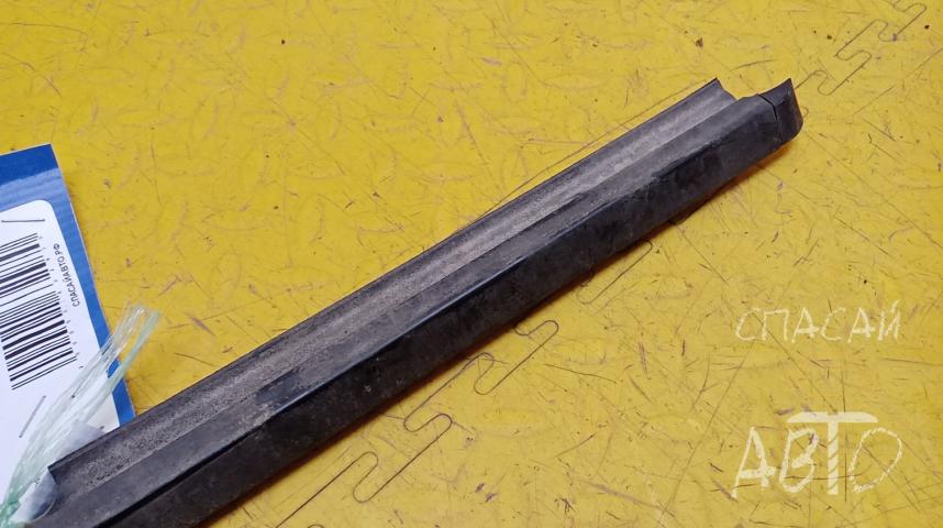 Jeep Grand Cherokee (ZJ) Накладка стекла заднего левого (бархотка)