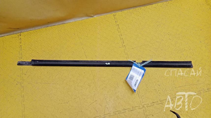 Jeep Grand Cherokee (ZJ) Накладка стекла заднего правого (бархотка)