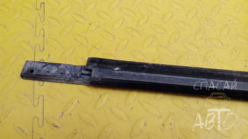 Jeep Grand Cherokee (ZJ) Накладка стекла заднего правого (бархотка)