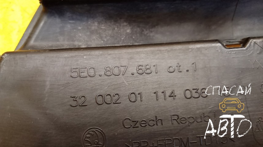 Skoda Octavia (A7) Решетка в бампер - OEM 5E0807681