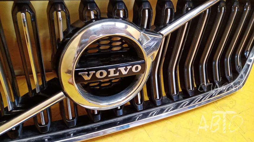 Volvo XC40 Решетка радиатора