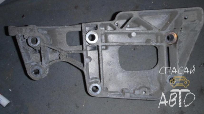Volkswagen Golf 5 Plus Кронштейн генератора