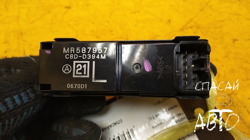 Mitsubishi L200 (KB) Кнопка стеклоподъемника - OEM MR587957