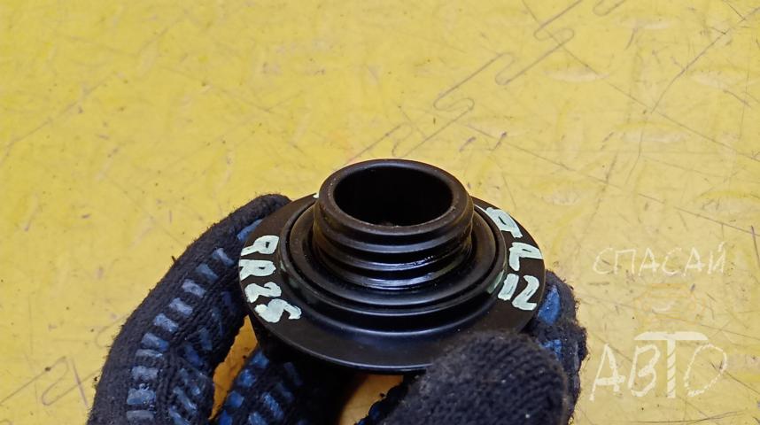 Nissan Primera P12E Крышка маслозаливной горловины