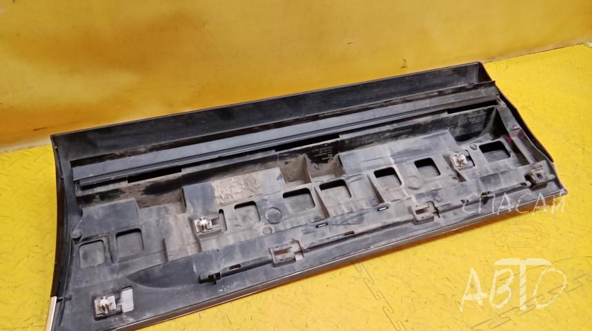 Volkswagen Touareg II Накладка двери задней правой