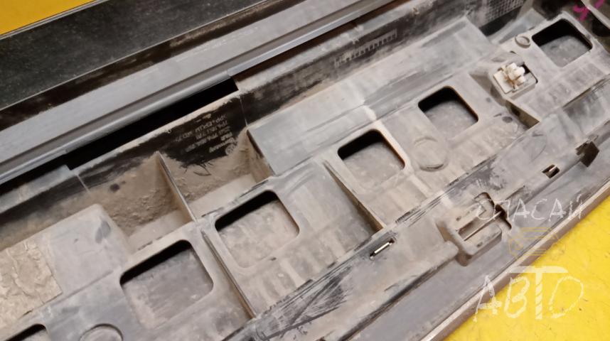 Volkswagen Touareg II Накладка двери задней правой