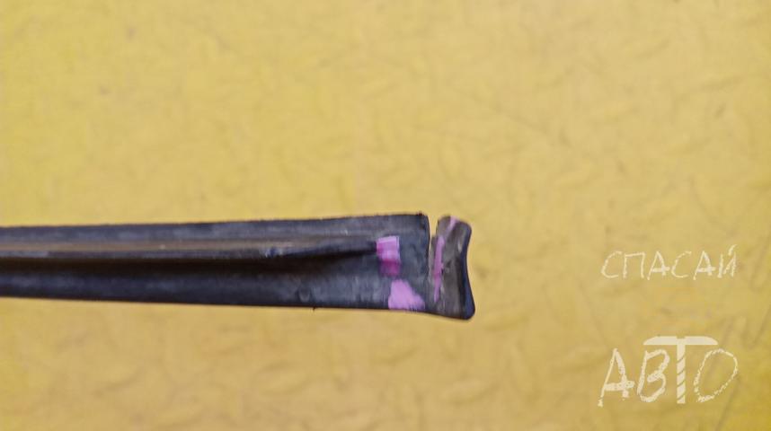 Volkswagen Passat (B5) Молдинг лобового стекла