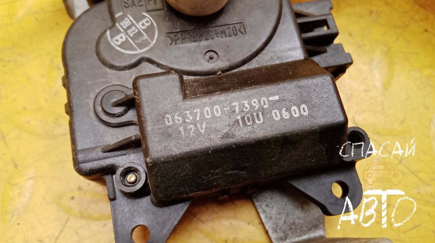 Toyota Land Cruiser (100) Моторчик заслонки печки - OEM 0637007390