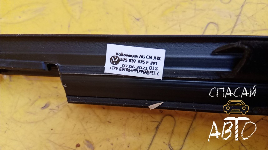 Skoda Karoq Накладка стекла переднего левого (бархотка) - OEM 575837475FJV1