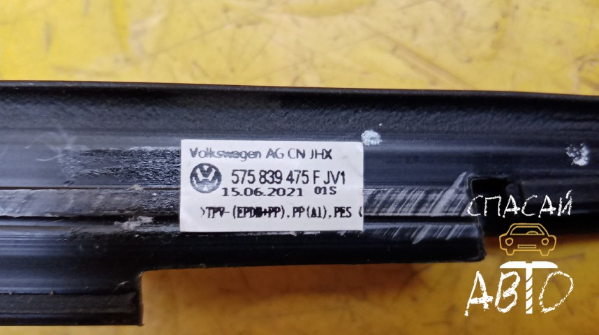 Skoda Karoq Накладка стекла заднего левого (бархотка) - OEM 575839475FJV1