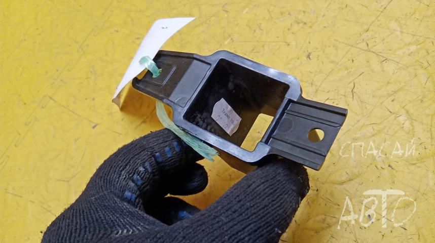 Volkswagen Polo (RUS) Кронштейн (сопут. товары)