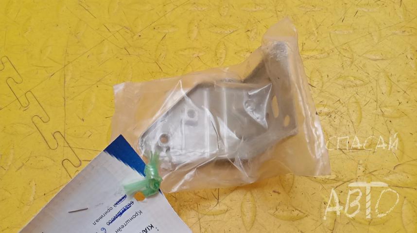 KIA Sportage III Кронштейн крыла