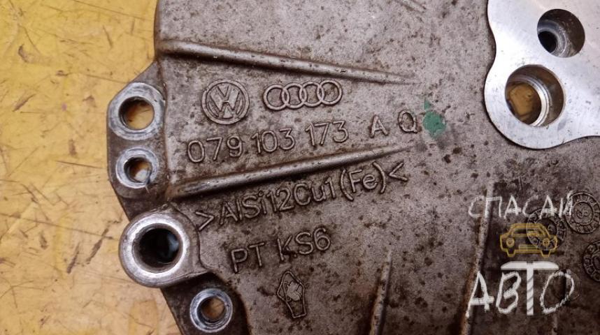 Audi Q7 (4L) Крышка двигателя
