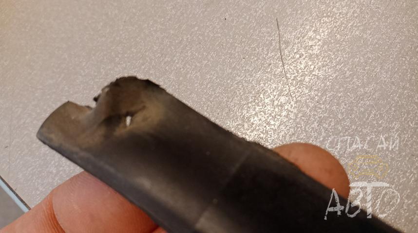 Volvo XC70 Cross Country Накладка стекла переднего левого (бархотка)