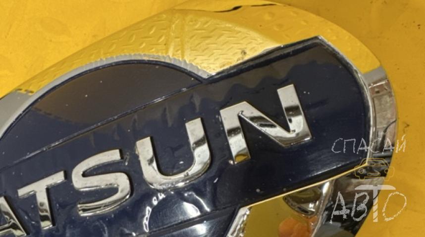 Datsun mi-Do Эмблема