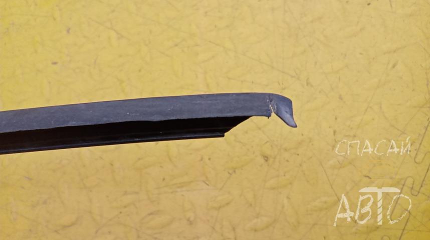 Volkswagen Passat (B5) Молдинг лобового стекла