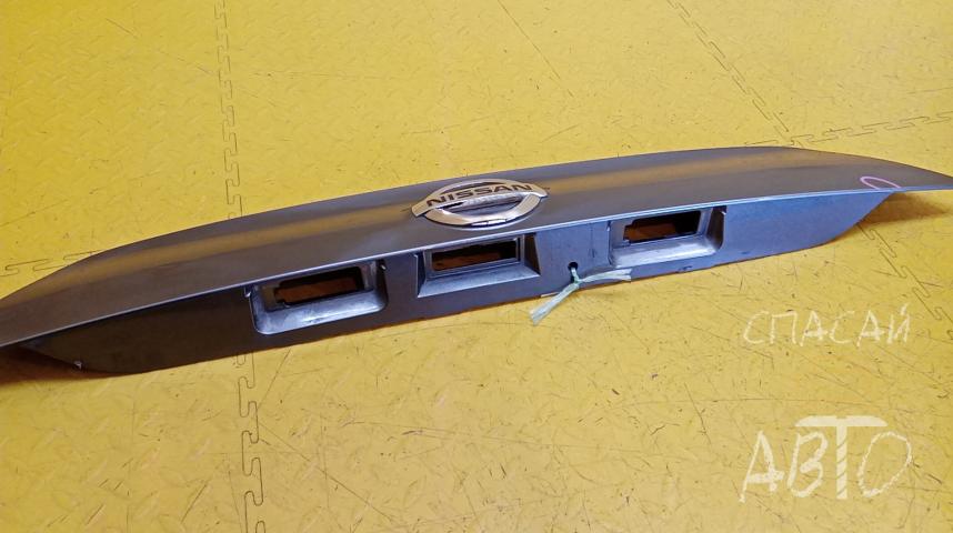 Nissan Qashqai (J11) Накладка двери багажника