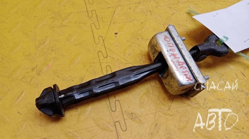Opel Astra J Ограничитель двери