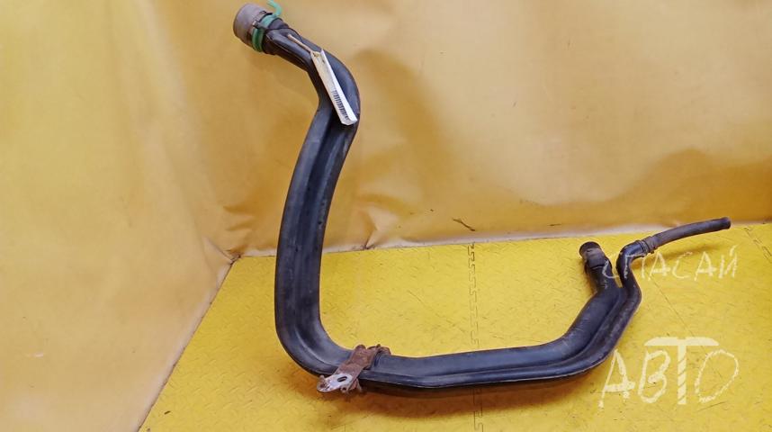 Toyota Avensis II Горловина топливного бака