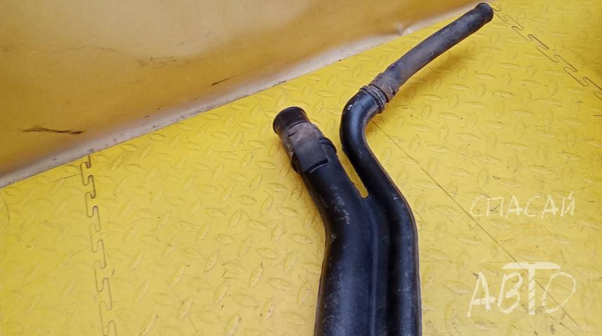 Toyota Avensis II Горловина топливного бака