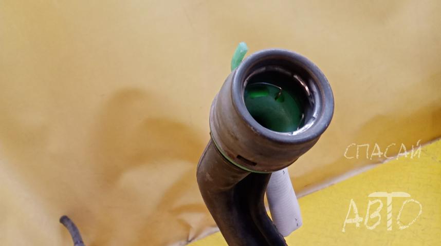 Toyota Avensis II Горловина топливного бака